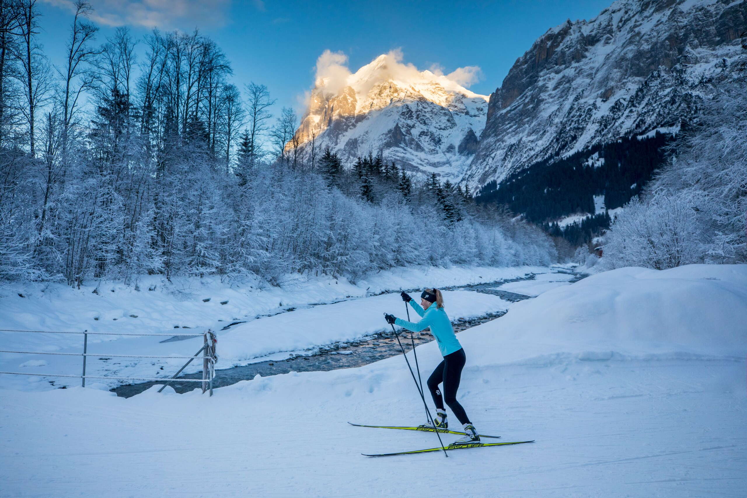 Langlaufloipe Grindelwald Grund. Es herrscht Abendstimmung.