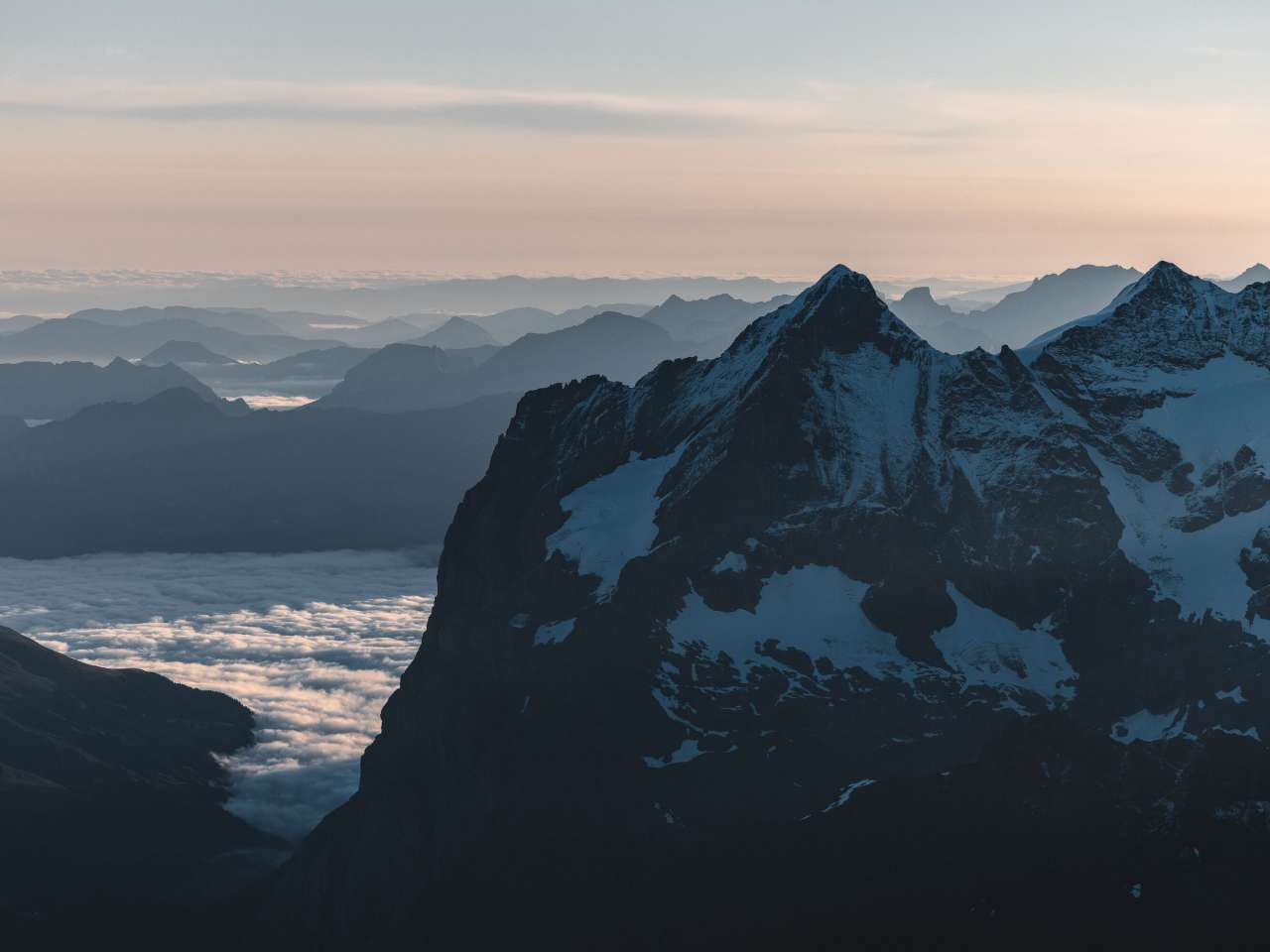 Luftaufnahme des verschneiten Wetterhorns in Abendstimmung.