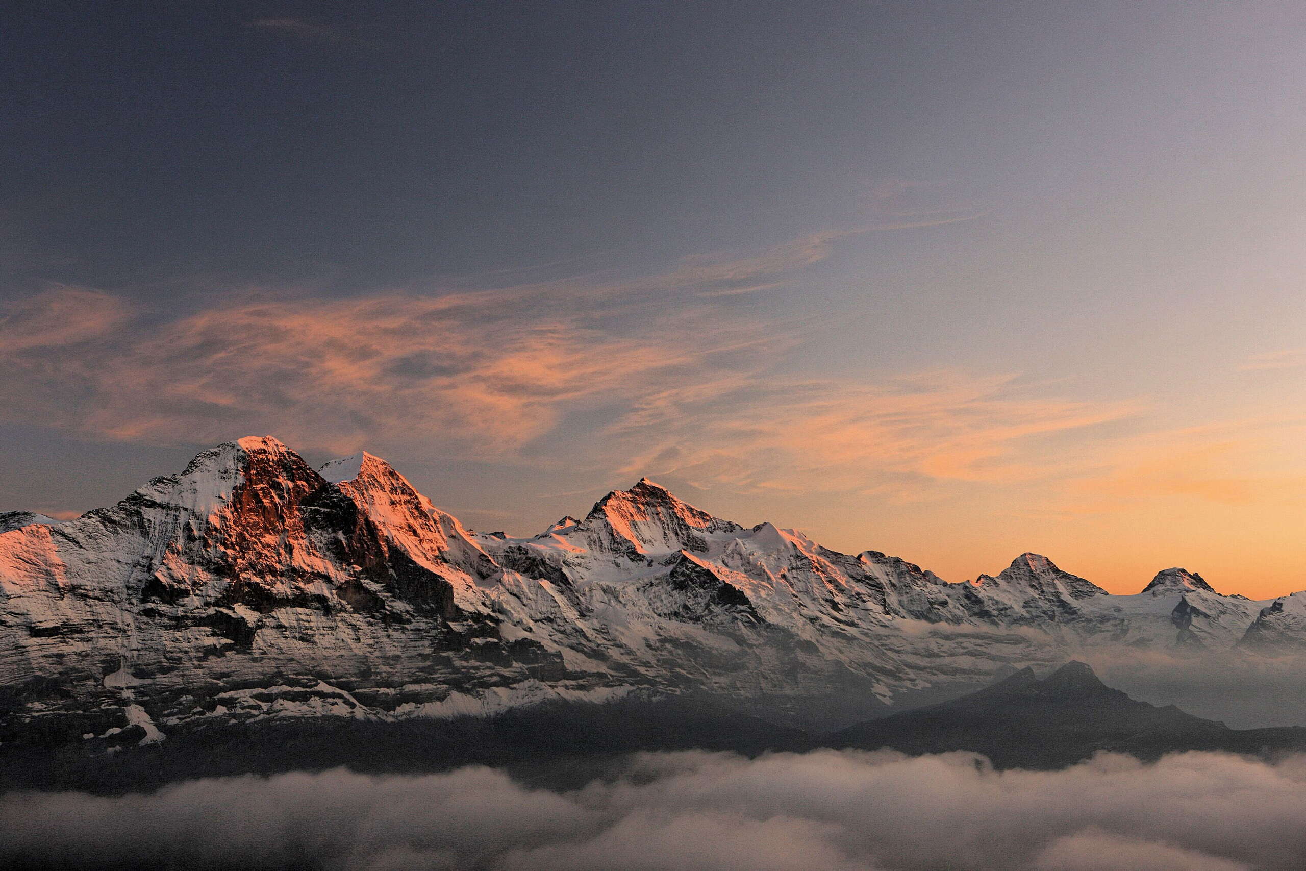 Das berühmte Dreigestirn Eiger, Mönch und Jungfrau bei Sonnenuntergang.