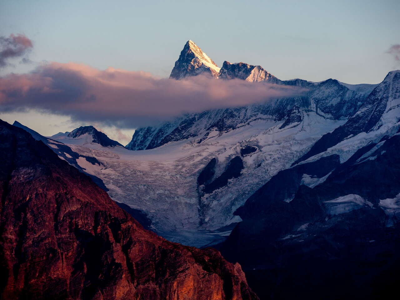 Das Finsteraarhorn, der höchste Gipfel der Berner Alpen, im Abendrot.