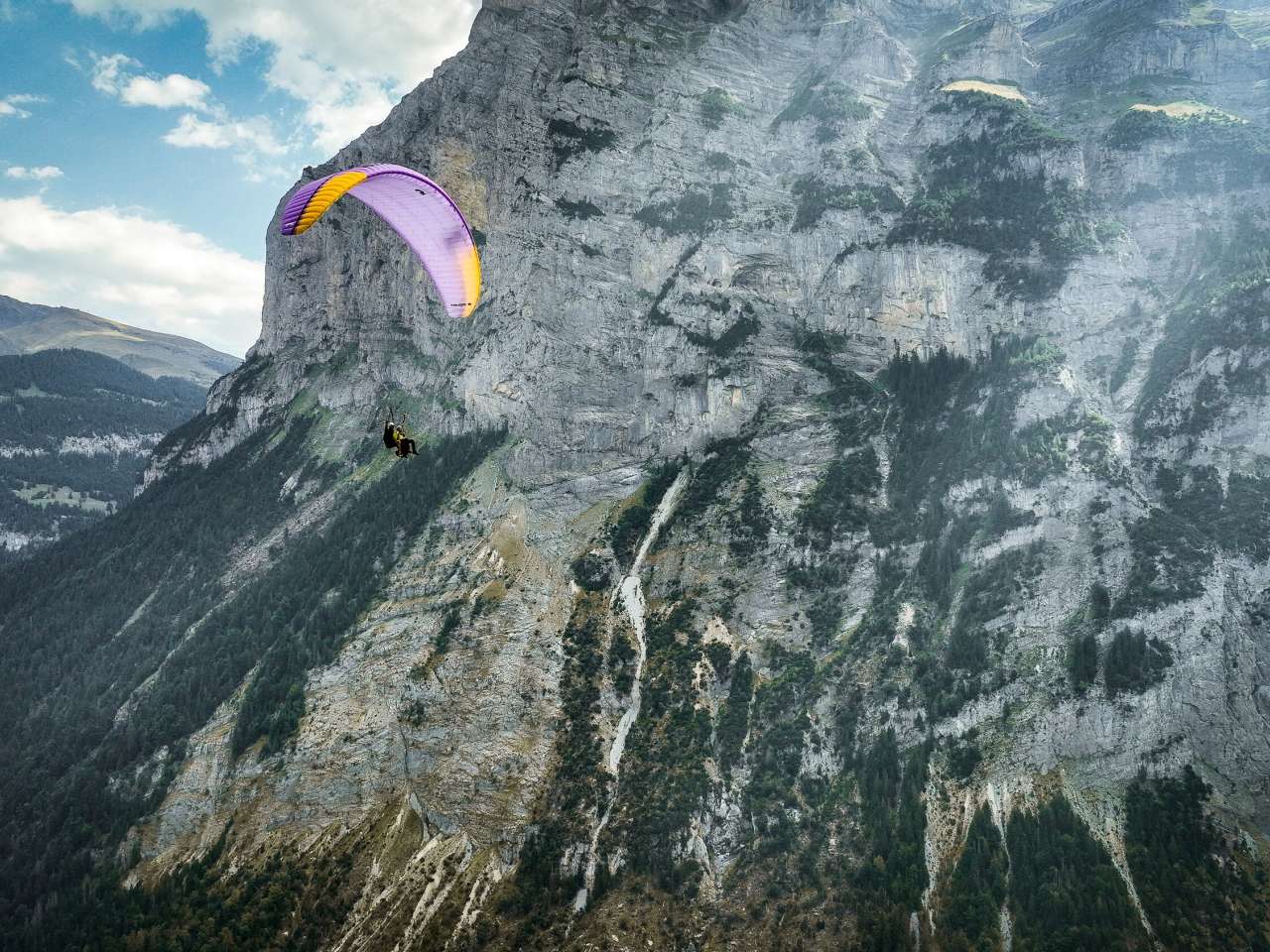 Ein Gleitschirmflieger unterwegs im Lauterbrunnental.