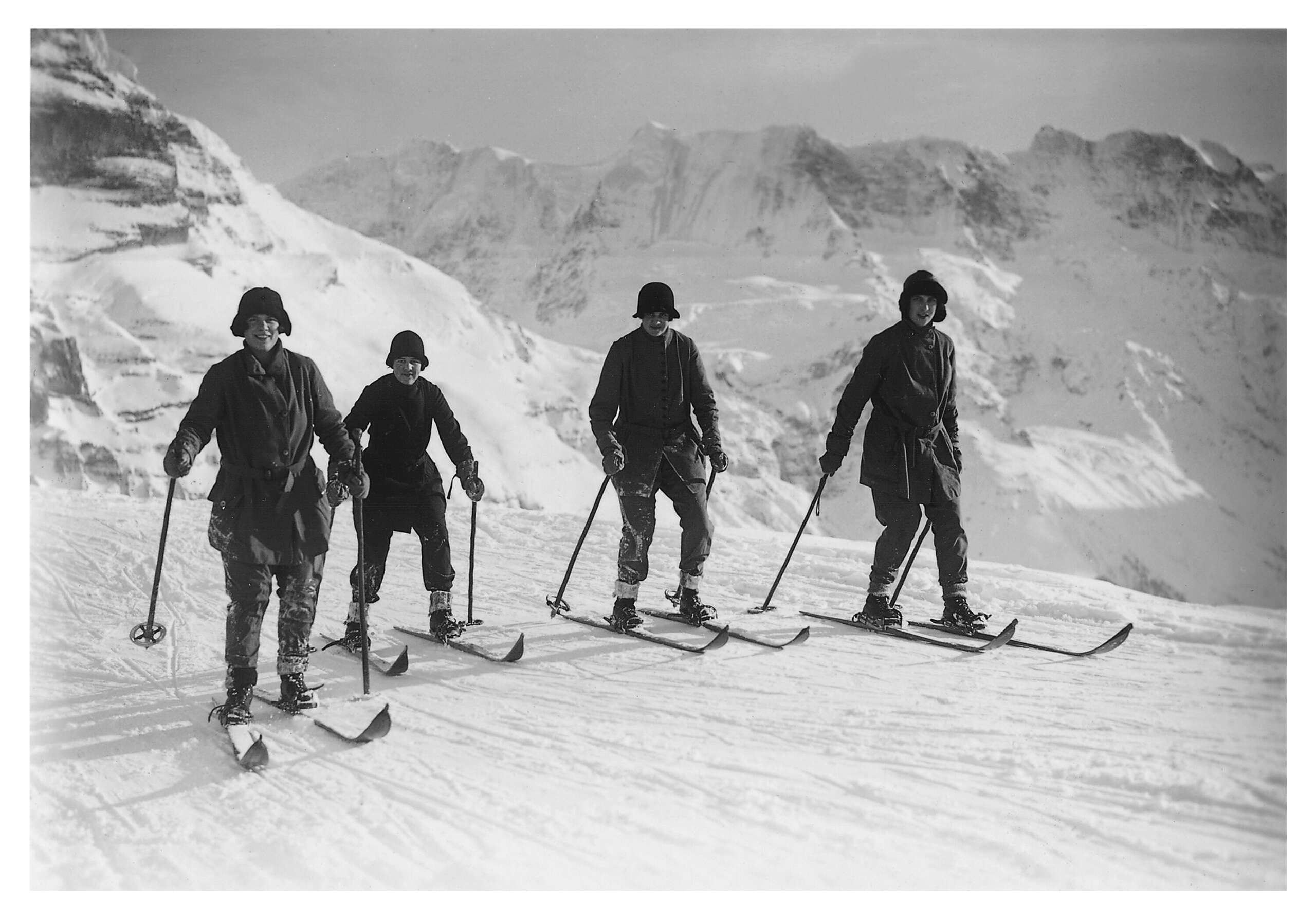 Winternostalgie in Mürren. Skifahreriinnen posieren für ein Foto auf der Piste.