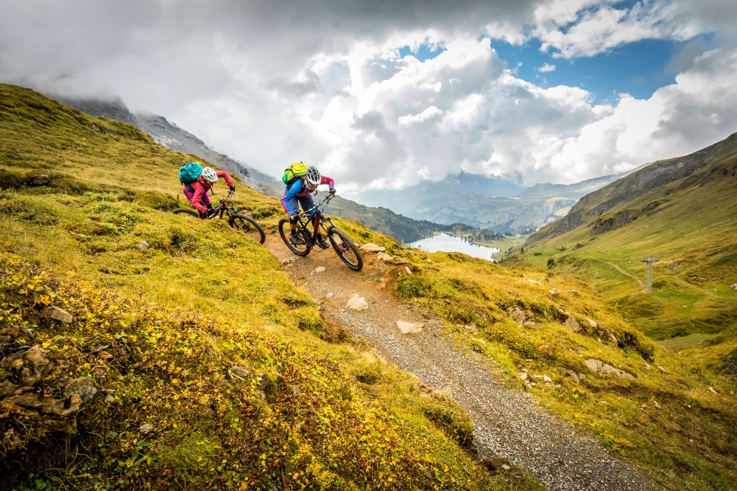 Biker unterwegs am Hasliberg. Im Hintergrund erstreckt sich ein wunderbares Panorama.