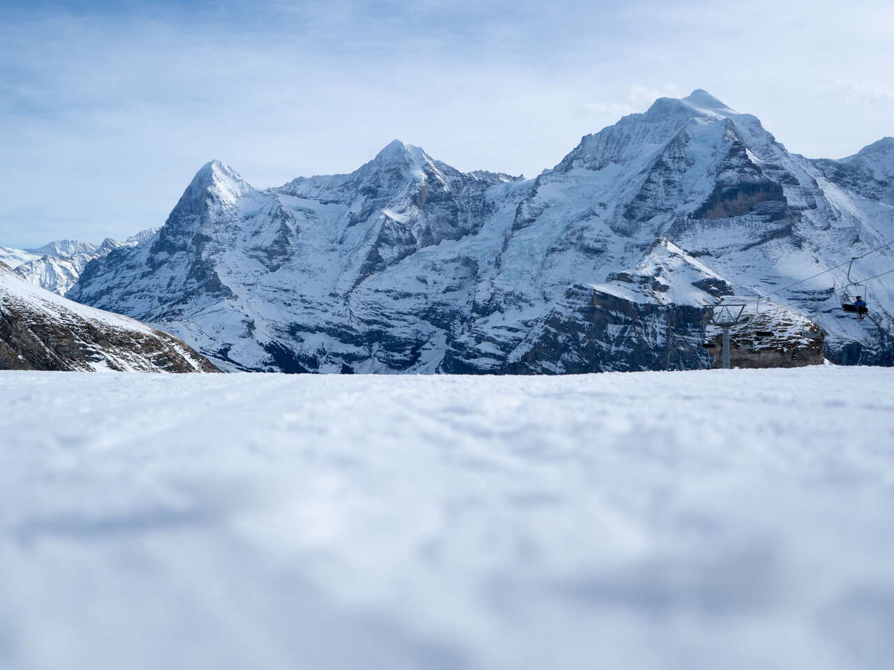 Aussicht von der Piste im Skigebiet Mürren-Schilthorn auf das Bergpanorama mit Eiger, Mönch und Jungfrau.