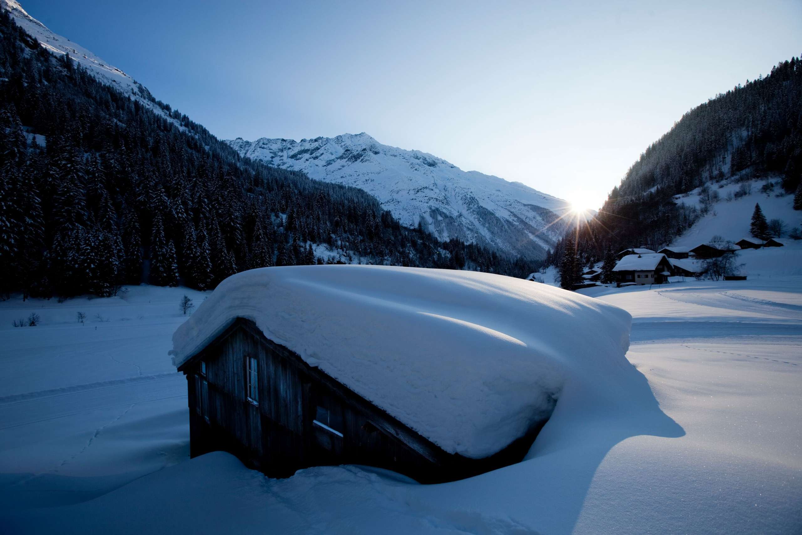 Abendstimmung im tief verschneiten Gadmen im Haslital.