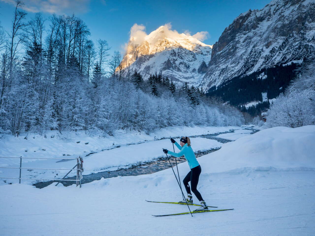 Langlaufloipe Grindelwald Grund. Es herrscht Abendstimmung.