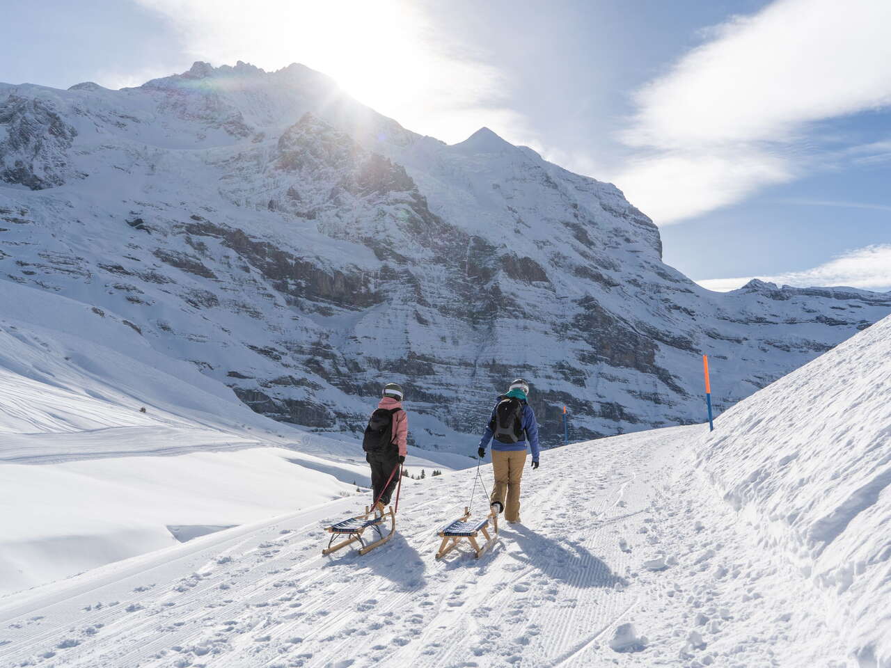 Der Schlitten wird auf dem Männlichen bis zum Startpunkt des Fox Run gezogen.